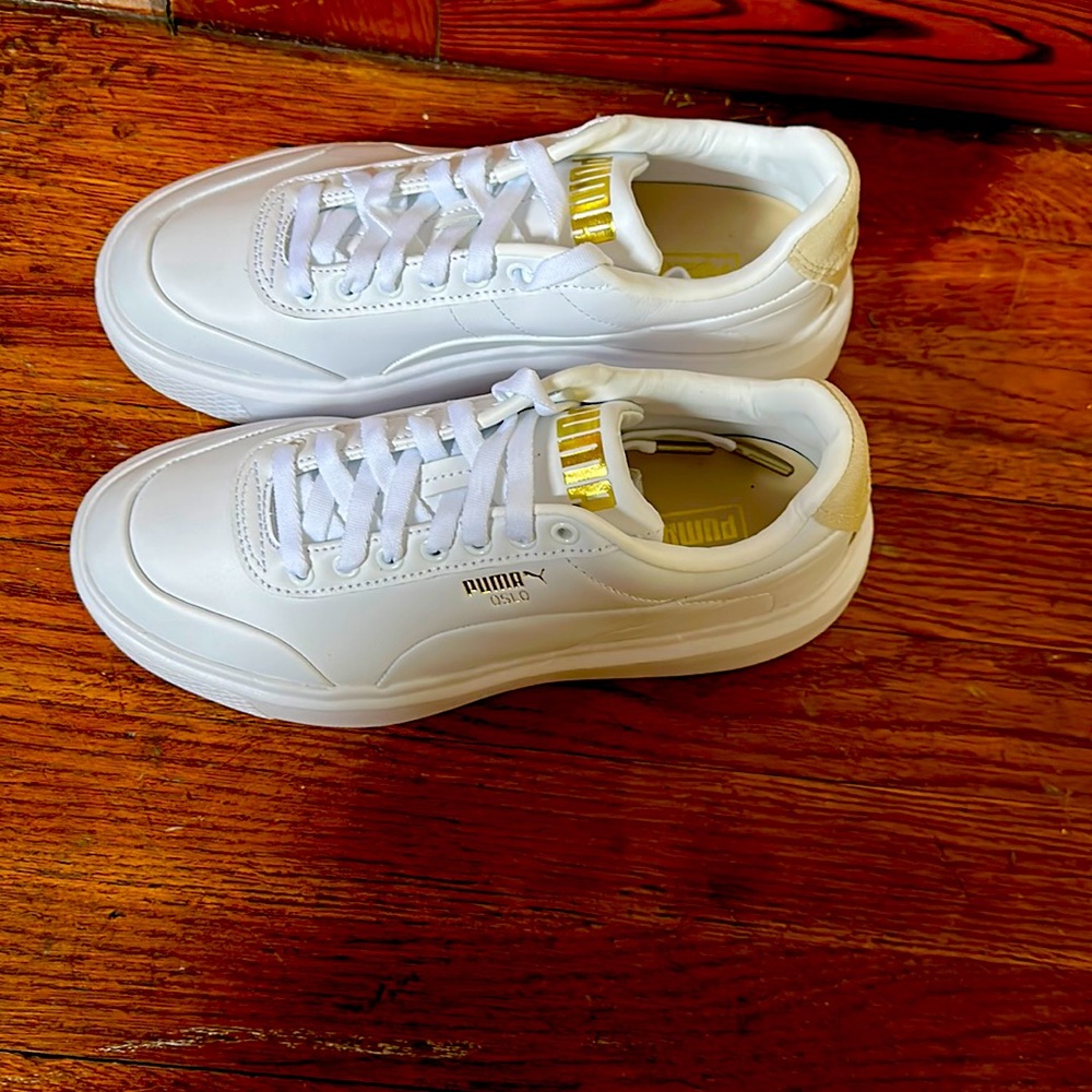 Women’s size 8 puma sneakers